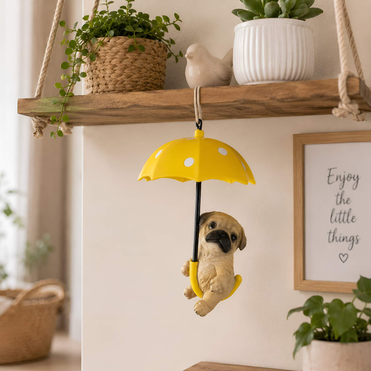Hängedeko Tierfigur mit Schirm – Fenster- & Gartendeko: Biene, Mops oder Jack Russell