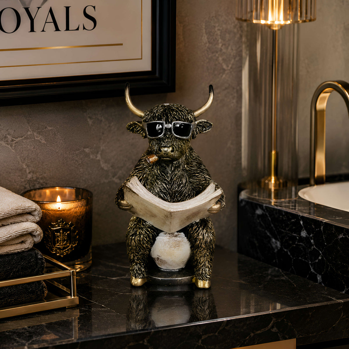 Kuh- oder Affenfigur mit Zeitung, Toiletten-Deko | Urban Royals