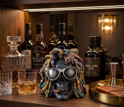 Rasta Totenkopf Dekofigur mit Sonnenbrille, Zigarre & Dreadlocks