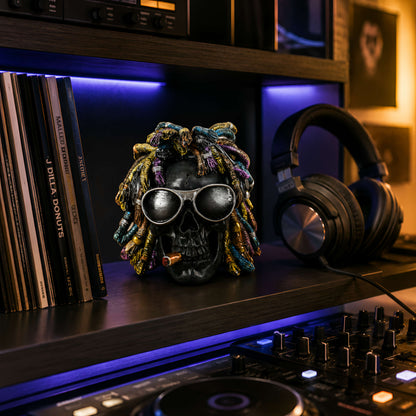 Rasta Totenkopf Dekofigur mit Sonnenbrille, Zigarre & Dreadlocks