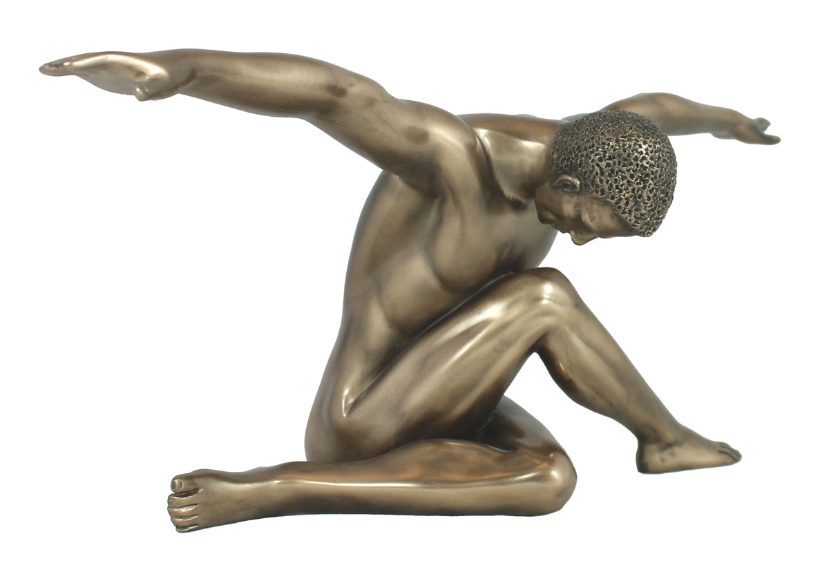 Sitzender Männerakt als Dekofigur – bronzefarbene Nacktfigur Skulptur