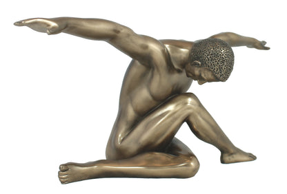 Sitzender Männerakt als Dekofigur – bronzefarbene Nacktfigur Skulptur