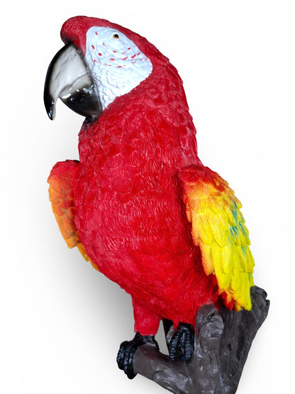 Papagei Figur – große Gartenfigur aus Polyresin, handbemalte Papagei Deko – bunte Dekofigur Papagei auf Baumstamm