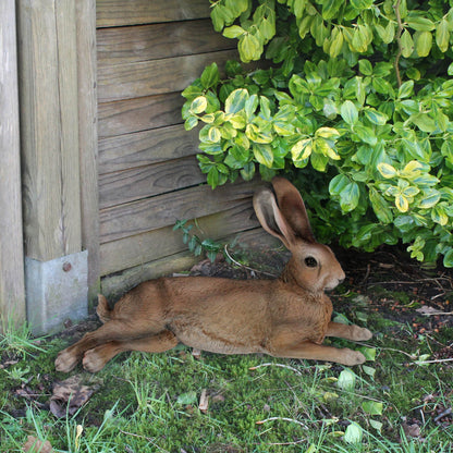 Hasenfigur Hase Figur liegend Theo – Deko Hase als Deko Osterhase und Osterdeko Hase für Garten & Zuhause