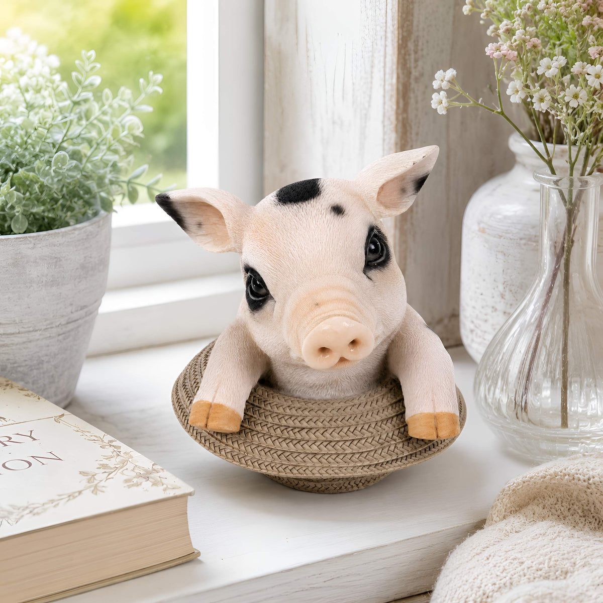 Glücksschwein Figur im Strohhut – Schweine Deko für Haus und Garten