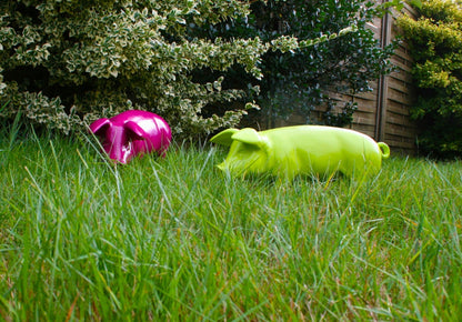 Brommel Schwein Dekofigur für den Garten – brombeerfarbenes Ferkel XXL 60 cm
