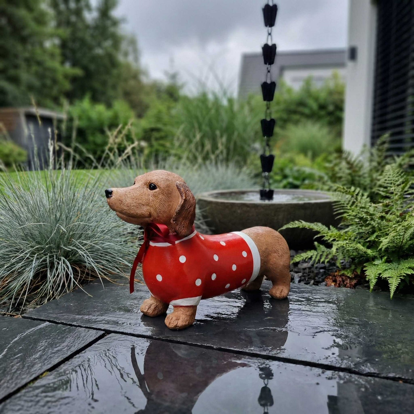 Dackel Deko Figur - handbemalte Dackelfigur für innen & außen, Gartendeko für Balkon, Terrasse & Garten, mit Pulli und roter Schleife - DackelDuo Monique et François