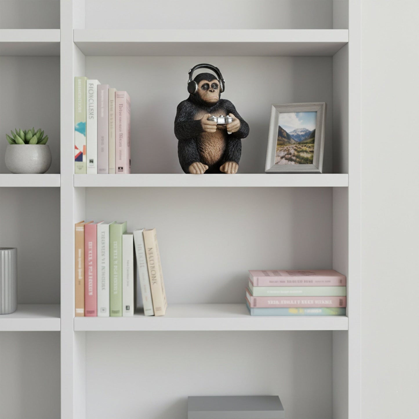 Affe Figur mit Kopfhörer & Controller - Gaming Zimmer Deko als Deko Affe für Regal, Schreibtisch & Wohnzimmer