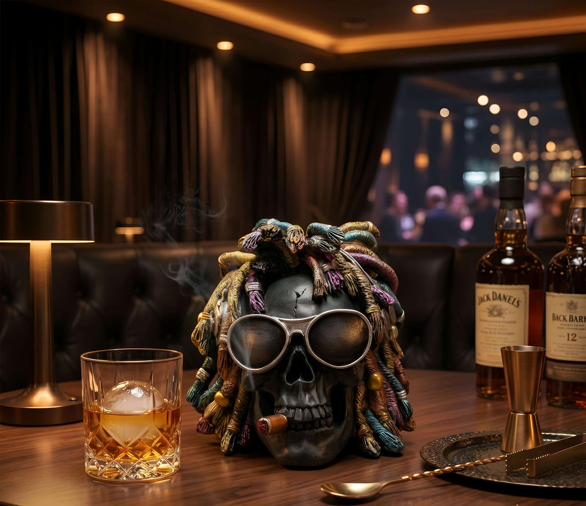 Rasta Totenkopf Dekofigur mit Sonnenbrille, Zigarre & Dreadlocks
