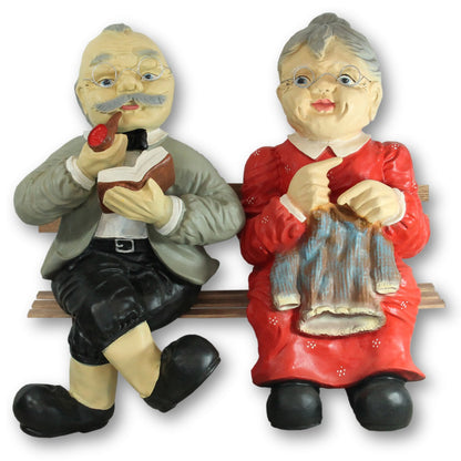 Gartenfigur Oma und Opa auf Bank XL  Oma und Opa Figuren für den Garten