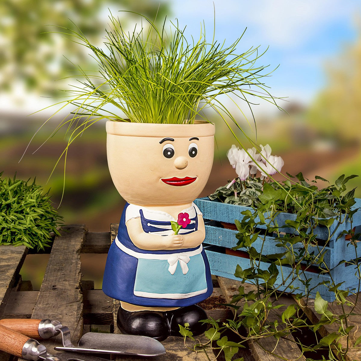 Resi Keramik Dekofigur & Blumentopf – bayerische Pflanzfigur