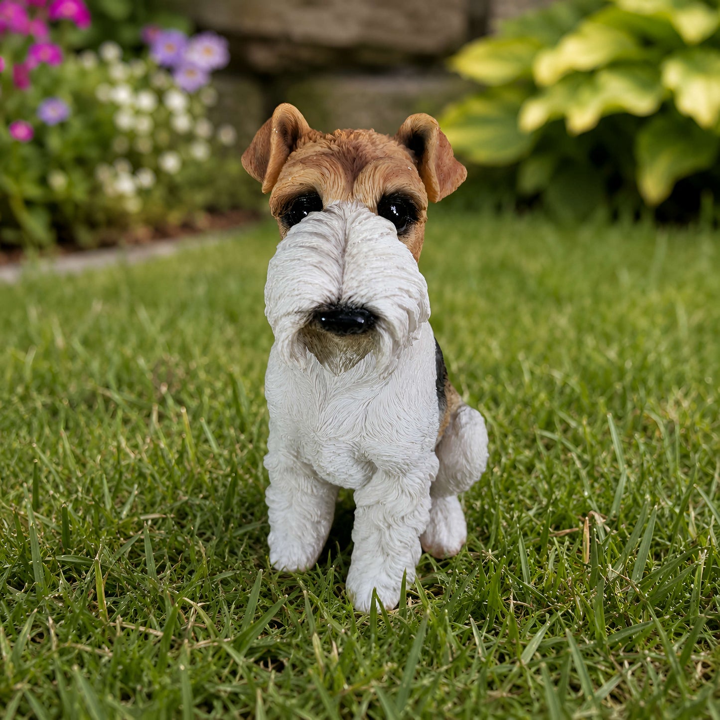 Lebensechte Foxterrier Dekofigur für den Garten – Hundefigur