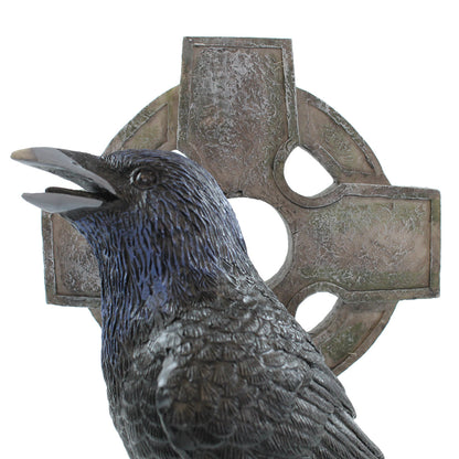 Rabe am keltischen Kreuz – handbemalte Gothic Dekofigur