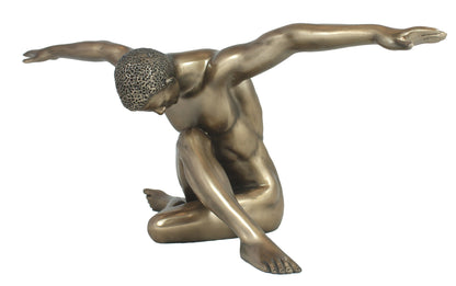 Sitzender Männerakt als Dekofigur – bronzefarbene Nacktfigur Skulptur